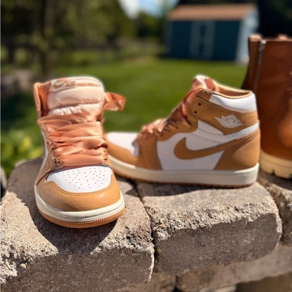 Nike Wmns Air Jordan 1 Retro High OG 'Praline' - Picture 2 of 4